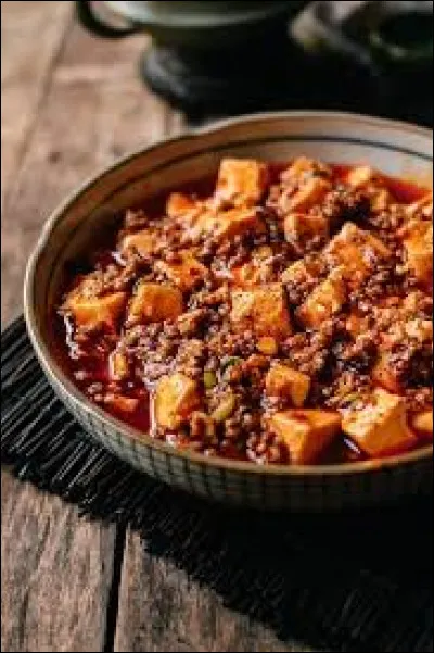 Quel est ce plat de la cuisine du Sichuan dont la popularité s'est étendue à l'ensemble de la Chine, Taïwan, ainsi qu'au Japon. La base de la recette est constituée de tofu frais cuit dans une sauce épicée contenant typiquement du piment et du poivre du Sichuan, souvent aussi de la viande hachée, buf ou porc.