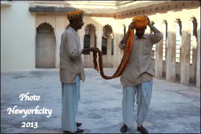 Quel est ce couvre-chef en T, originaire d'Asie, constitué d'une longue écharpe de 6 mètres enroulée autour du crâne ?