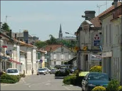 Commune néo-aquitaine, en Haute-Saintonge, Saint-Aigulin se trouve dans le département ...