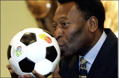 Qui est ce footballeur international brésilien en P, le plus grand de tous les temps, considéré comme l'athlète du XXe siècle, surnommé "le roi", mort le 29 décembre 2022 ?