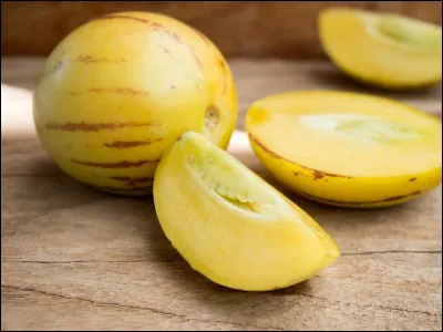 Quel est ce fruit en P de couleur jaune pâle avec des rayures pourpres dont la saveur est entre la poire et le melon d'où son nom ?
