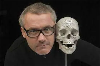 Quel artiste britannique est célèbre pour avoir serti un crâne humain de centaines de diamants ?