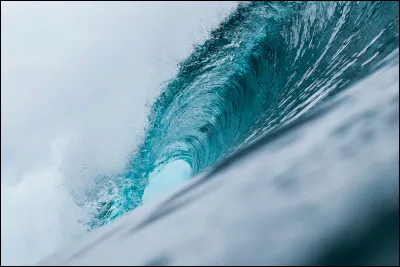 Comment s'appelle la mousse blanche qui se forme à la fin de la vague ?