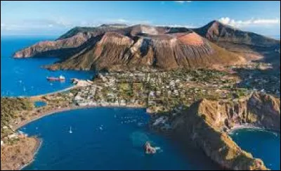 À quel pays appartiennent les îles Éoliennes ?