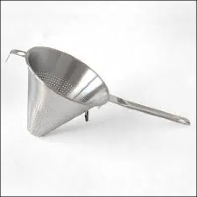 Comment appelle-t-on cette passoire fine à grille ?