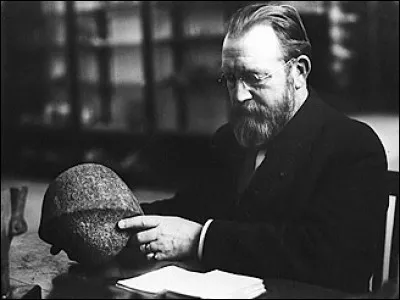 Dans "Les 7 boules de cristal", pour créer quel professeur spécialiste des Incas Hergé s'est-il inspiré de l'égyptologue belge Jean Capart ?