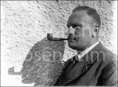 Comme le personnage du docteur Müller lors de sa première apparition dans "L'Île Noire", à quel trafic s'adonnait l'espion allemand Georg Bell dans les années 1930 ?