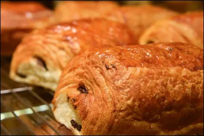 Après LA question qui divise Internet, voici LA question qui doit sûrement diviser le monde entier ! Pour toi, est-ce une chocolatine ou un pain au chocolat, sur la photo ?