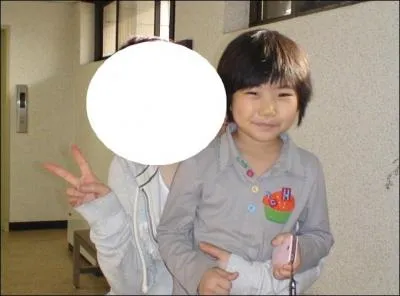 Qui est avec cet enfant inconnu ?