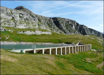 Dans quel département se situe le barrage du Saut, en Tarentaise, près de Tignes ?