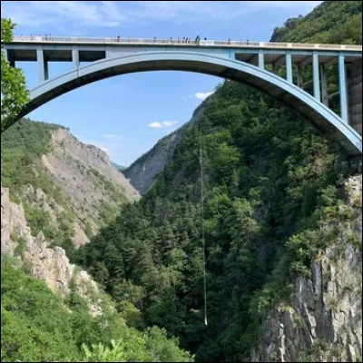 Si vous êtes amateur de sensations fortes, dans quel département pourrez-vous faire du saut à l'élastique en vous jetant du haut des 103 m du pont de Ponsonnas, près de la Mure ?