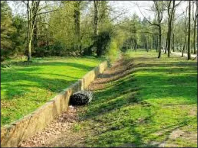 Comment se nomme un large fossé que l'on creuse en lisière d'un parc ou d'un terrain pour en interdire le passage sans masquer la vue ?