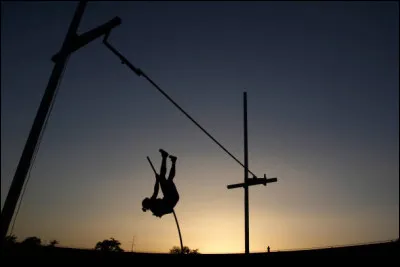 En saut à la perche, en course d'élan, combien peut sauter un professionnel ?