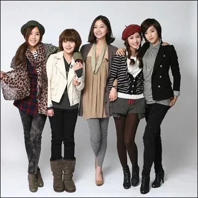 Qui porte une veste blanche ?