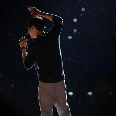 Qui est cette homme de dos ?