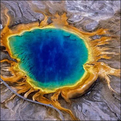 La caldeira de Yellowstone est un volcan âgé de 640 000 ans et endormi des montagnes Rocheuses. Où est-il situé ?