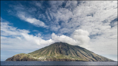 Quel volcan est situé sur une île, au large de la Sicile ?
