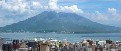 Au Japon, le Sakurajima est situé sur l'île...