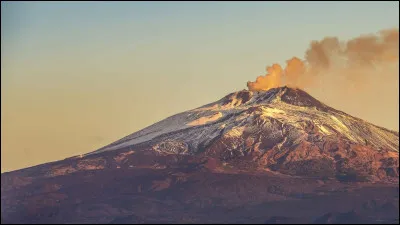 Quel volcan d'Italie situé en Sicile, à proximité de la ville de Catane, culmine à 3 357 mètres d'altitude ?
