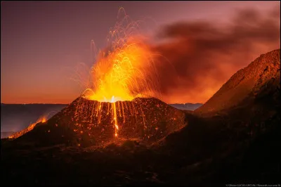 Culminant à 2 632 mètres d'altitude, il est le volcan actif de l'île de La Réunion. Quel est le nom de ce volcan ?