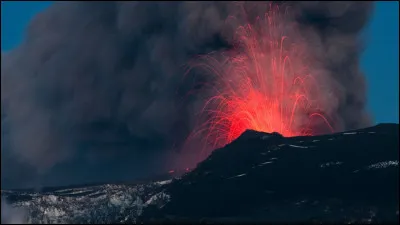 Après une période de repos de 187 ans, le volcan Eyjafjöll s'est réveillé début 2010. Dans quel pays ?