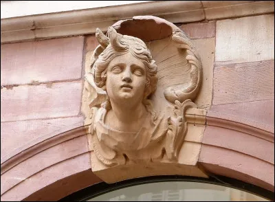 En architecture, un masque est un ornement souvent apposé sur une clé d'arc de fenêtre ou de porte qui servait à éloigner les mauvais esprits afin qu'ils n'entrent pas dans la maison. Quel autre nom porte-t-il ?