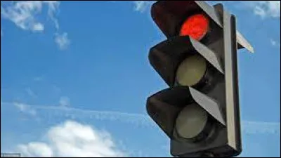 Imagines-toi dans la vraie vie. Tu conduis ta voiture et là le feu passe au rouge. Tu fais quoi ?