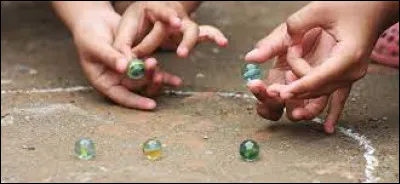 Quand tu étais petit, et que tu jouais aux billes avec tes copains, que préférais-tu faire avec ?