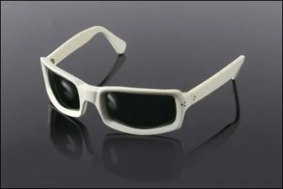 A quel chanteur pensez-vous en voyant ces lunettes blanches ?