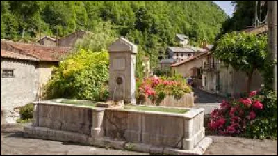Petit village occitan de 32 habitants, dans le Pays de Sault et traversé par le Rébenty, Mérial se situe dans le département ...