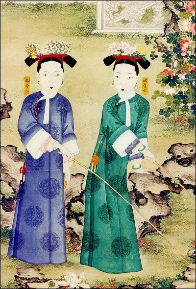 À la cour, les dames impériales de la dynastie Qing, en photo, portaient une robe longue et ample.
Quel est le nom de ce vêtement ?