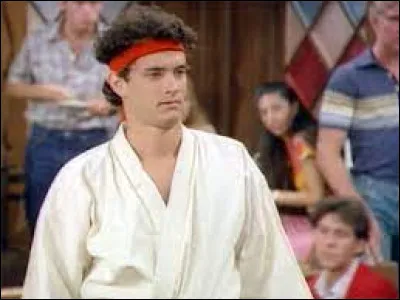 Dans quelle série, Tom Hanks a-t-il joué à ses débuts ?