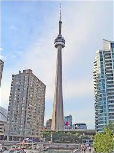 La tour CN d'une hauteur de 553,33 mètres est située dans la ville de Toronto au Canada.