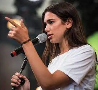 Dua Lipa a chanté "Love Again" en 2021.