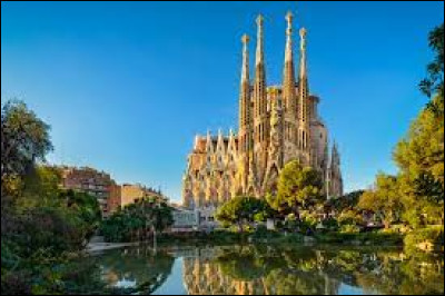 Dans quel pays peut-on admirer la Sagrada Familia dont la construction a débuté en 1882 ?