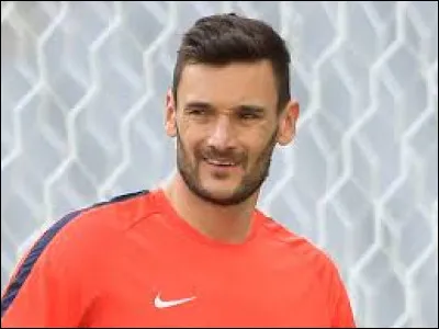 En plus d'être le capitaine, quel poste Hugo Lloris occupait-il au sein de l'équipe de France ?