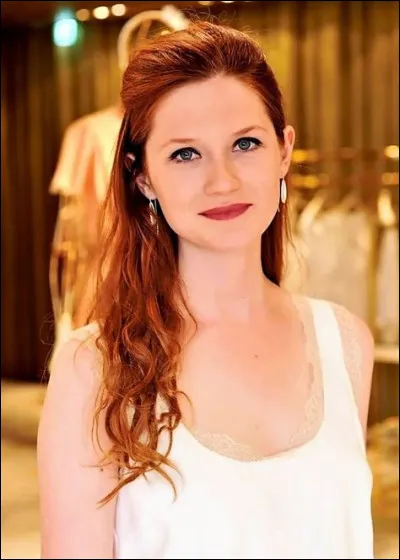 Et en quelle année annonce-t-elle ses fiançailles ?