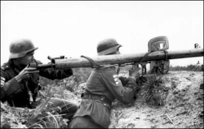 Comment se nomme l'arme utilisée par ce soldat allemand ?