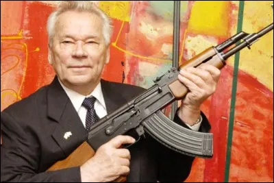 L'homme sur l'image est bien arrogant ! Mais quel est le modèle de l'arme qu'il tient en main ?
