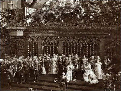 Qui est cette monarque des Pays-Bas qui se fait couronner sur cette photo ?