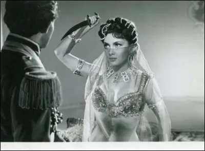 Toujours en 1952, elle tient un double rôle - la caissière du café et Leïla 1830 - dans ce film de René Clair :