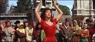 Toujours en 1956, elle est Esméralda, aux côtés d'Anthony Quinn, dans ...