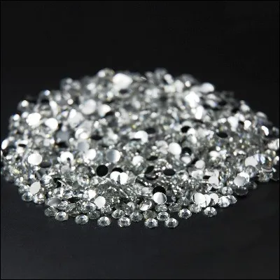 Quel cristal riche en oxyde de plomb, qui lui donne une bonne brillance, doit son nom à un joaillier strasbourgeois ?