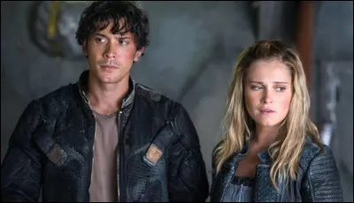 Dans quelle série les humains ont-ils vécu durant 97 ans dans une habitation en orbite appelée "L'Arche" ?