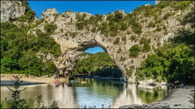 Quel nom porte cette arche naturelle de 54 mètres de haut qui enjambe l'Ardèche  ?