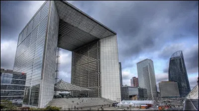 Combien d'étages comporte l'Arche de la Défense à Paris  ?