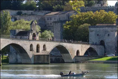Combien d'arches comporte aujourd'hui le pont d'Avignon  ?