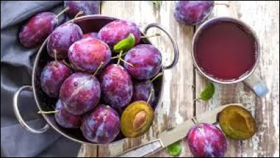 Prune : comment ce mot se traduit-il en anglais ?