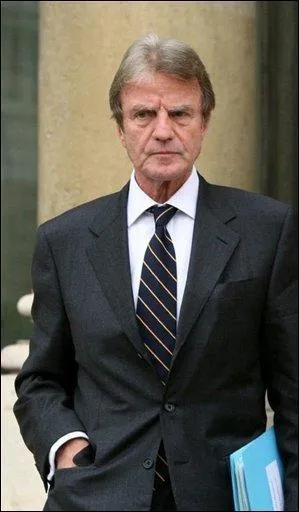 Médecin gastro-entérologue et homme politique humanitaire (comme quoi c'est pas incompatible), c'est Bernard ...