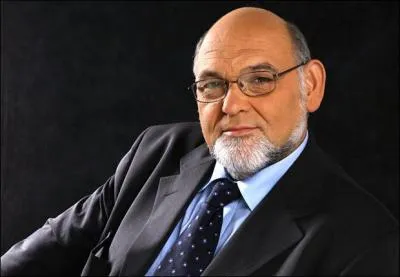 Homme politique communiste qui s'est prsent aux prsidentielles de 1995 ou il obtient 8, 64%, c'est Robert ...